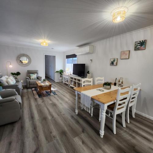 Central 2BR Boho Beauty