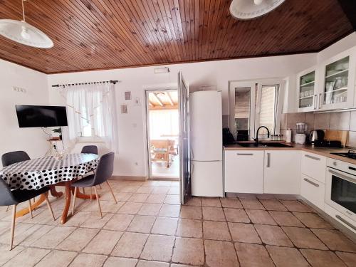 ห้องครัว, Family friendly house with a swimming pool Praznica, Brac - 24570 in ปราซนิซา