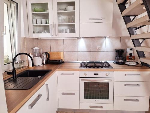 ห้องครัว, Family friendly house with a swimming pool Praznica, Brac - 24570 in ปราซนิซา