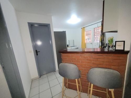 ห้องครัว, City center in แซ็ง-โลร็อง-ดู-มาโรนี