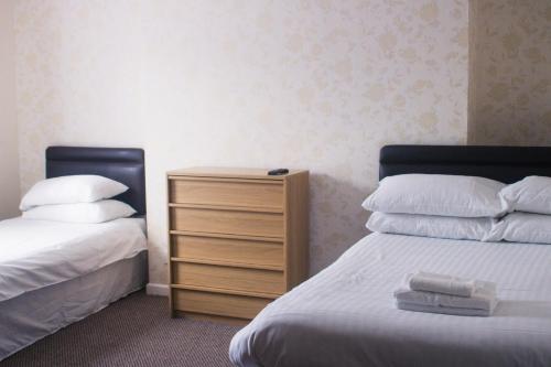 1 double bed, 2 twin beds