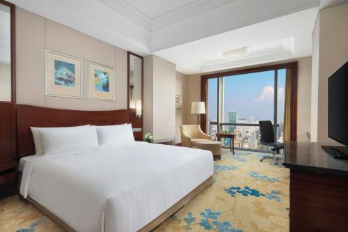 Deluxe King Room image 3