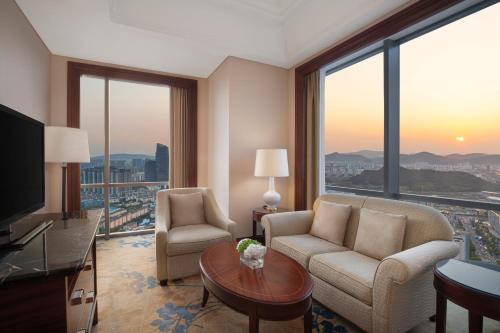 Cityview Skyline Premier King image 3