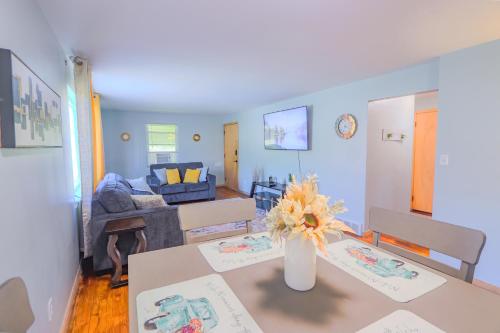 Charming 2 Bed Room in Cleveland thumb 3