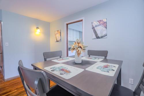 Charming 2 Bed Room in Cleveland detail