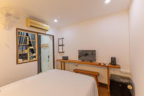 Calmly Stay Ratchada Room Type - Queen Room with Balcony