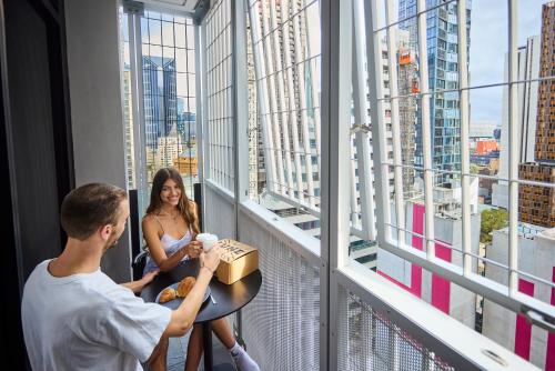 ระเบียง/ชานเรือน, เบรดี้ โฮเต็ล โจนส์เลน (Brady Hotels Jones Lane) near อาคารเก่าธนารักษ์