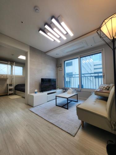 Yeongdeungpo-gu Office Station Line 2 and Line 5 5 minutes away two-bedroom, Seoul