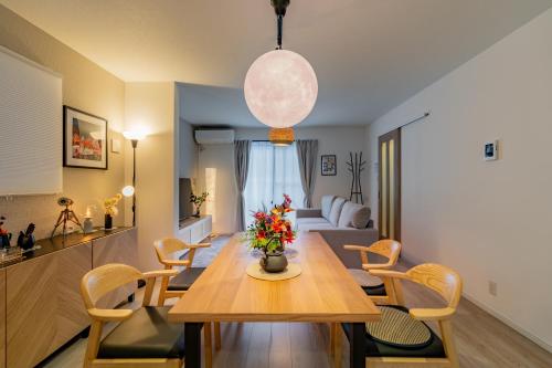 Mochizuki Villa Osaka Tengachaya 3-Story Whole House Direct to Kansai Airport & Namba 8min to Station