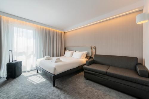 1 queen bed, 1 sofa bed