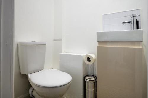 Droylsden Eden - Next to Tram - Free Parking Near Coop- Live & Etihad Stadium, Manchester (photo 3)