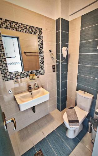 Deluxe Double Room with Sea View image 2