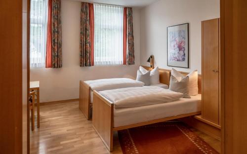 2 twin beds