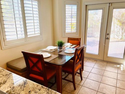 Room in Cheerful 2-bed House - Shared bathroom, Las Vegas (photo 10)