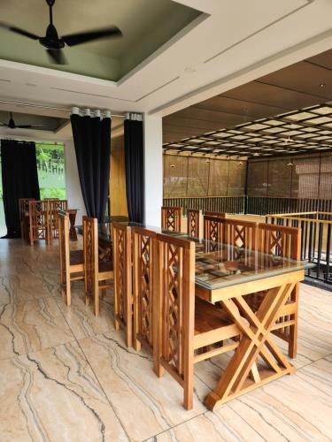 ห้องอาหาร, Falls Regency in ปูวาร์