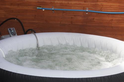 Domek nad rzeką Słupią z jacuzzi