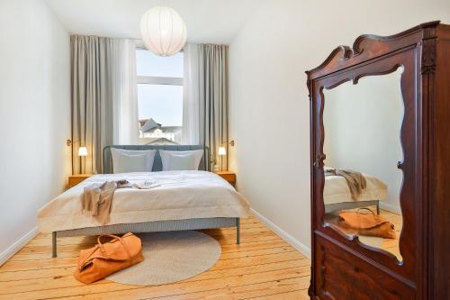 1 queen bed, 1 sofa bed
