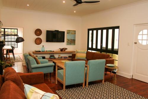 ห้องส่วนกลางสำหรับนั่งเล่น/ดูทีวี, Hermanus Champagne Accommodation in เฮอร์มานัส