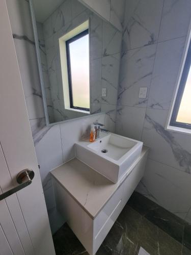 浴室, BEHOME - Modern Guest Suite in 庫姆