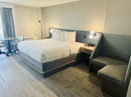 1 KING BED,ONVW,POOL VIEW