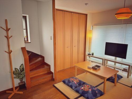 1 queen bed, 1 double bed, 6 futon beds