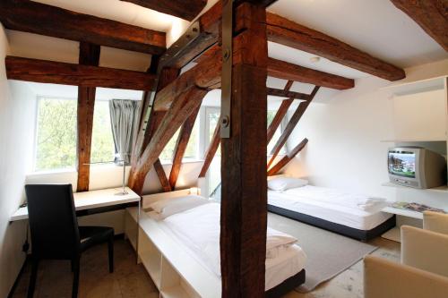 2 twin beds