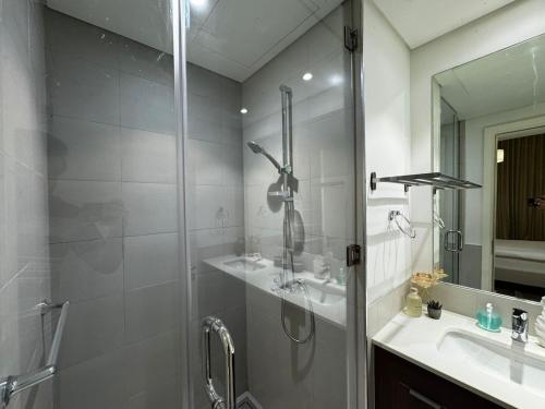 Stylish Poolside Stay Brand New Interiors, Dubai (photo 7)