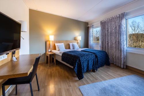 1 queen bed, 1 sofa bed