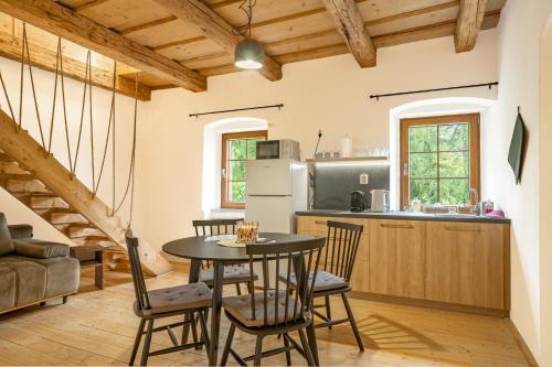 2 bedrooms, 5 beds