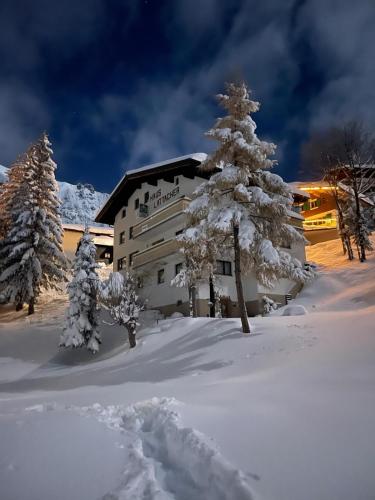 Arlberg Motel Ski-In & Ski-Out access to Austrias largest ski area - Accommodation - Stuben am Arlberg
