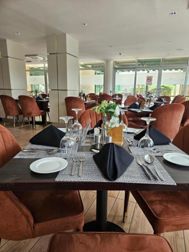 Restaurant, Alisa Hotel North Ridge in North Ridge