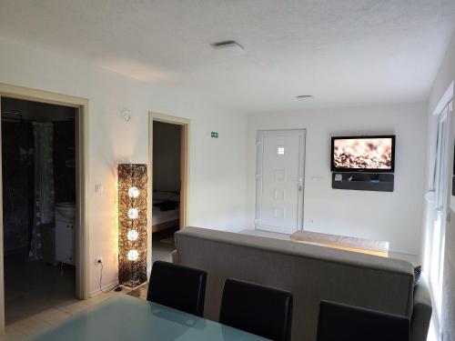 Koplietošanas atpūtas telpa ar TV, Holiday home Una - H in Bosanska Krupa