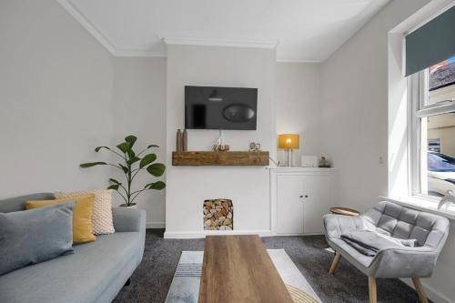 Central & Chic - Huge Home - Free WIFI & Parking