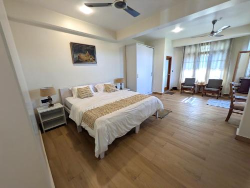 1 king bed, 1 twin bed