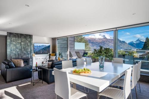 Peak Views Penthouse-Walk To Town-Free Parking-BBQ - image 5