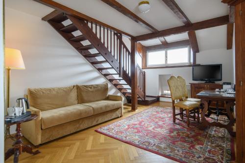 1 queen bed, 1 sofa bed