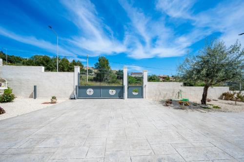Two-Bedroom Apartment with Pool View image 4