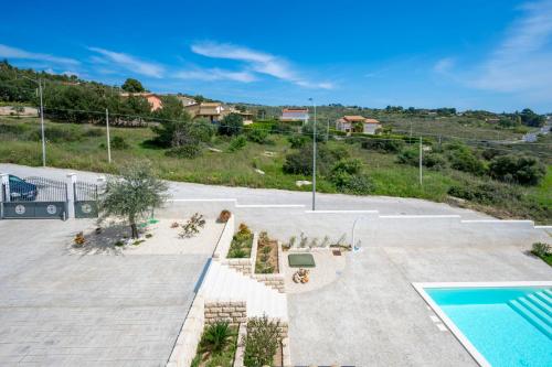 Two-Bedroom Apartment with Pool View image 3