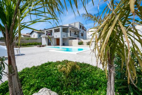 Two-Bedroom Apartment with Pool View image 1