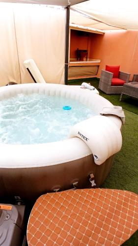 Havre de Paix avec Grande Terrasse et un Jacuzzi Privé (Havre de Paix avec Grande Terrasse et un Jacuzzi Prive) in 시디 유세프
