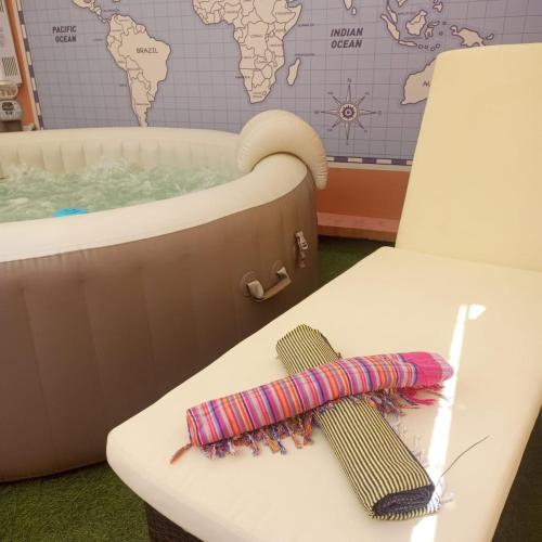 Havre de Paix avec Grande Terrasse et un Jacuzzi Privé (Havre de Paix avec Grande Terrasse et un Jacuzzi Prive) in 시디 유세프