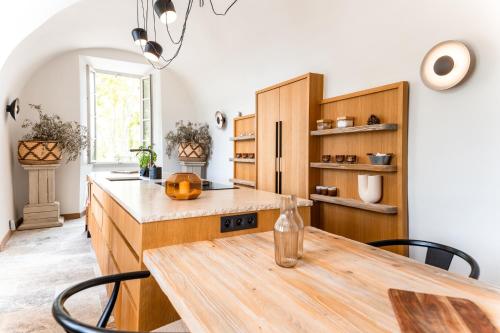 кухня, Château de Taulignan (Chateau de Taulignan) in Saint-Marcellin-les-Vaison