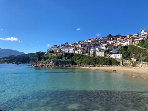 Casa entre el Mar y la Montaña (Casa entre el Mar y la Montana) in Caravia