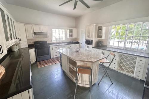 5 Bed Villa Sleeps 14 - Private Pool - Smart TVs in 逍遙海灣