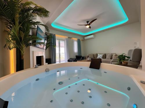 共用Lounge/電視區, Etherial Suite with Mountain View Fireplace & Indoor Jetted Tub in 史圖米奧