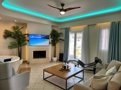 共用Lounge/電視區, Etherial Suite with Mountain View Fireplace & Indoor Jetted Tub in 史圖米奧