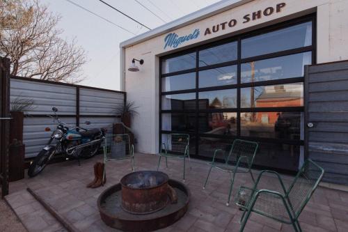 Зовнішній вигляд готелю, Industrial Artist Loft at Iconic Property in Marfa