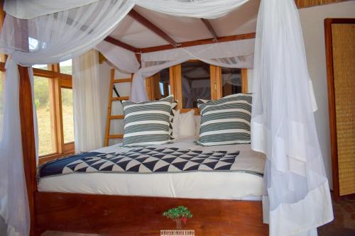 Oldarpoi Mara Camp Room Type - Deluxe Double or Twin Room with Mountain View