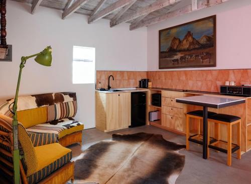 кухня, Entire Private Boutique Motel w Courtyard and Sauna in Marfa