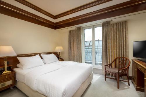 1 queen bed, 1 sofa bed